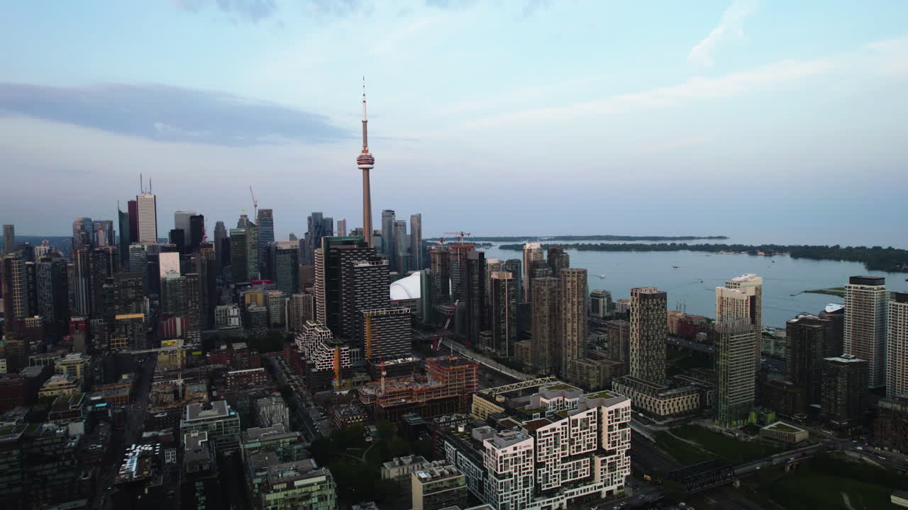 vista aérea lejos del centro de toronto, puesta de sol en canadá - retiro, disparo de avión no tripulado