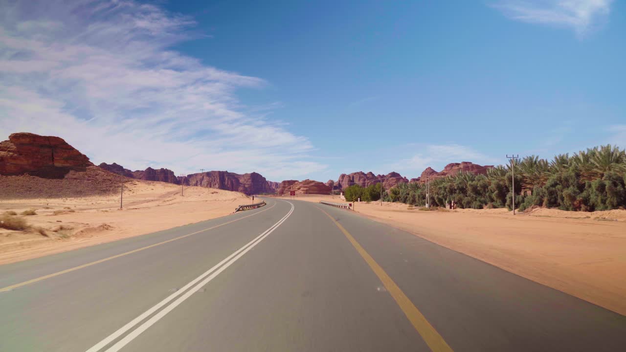 사우디 아라비아의 알-울라 (al-ula) 를 가로질러 놀라운 사막 드라이브를 경험하십시오.