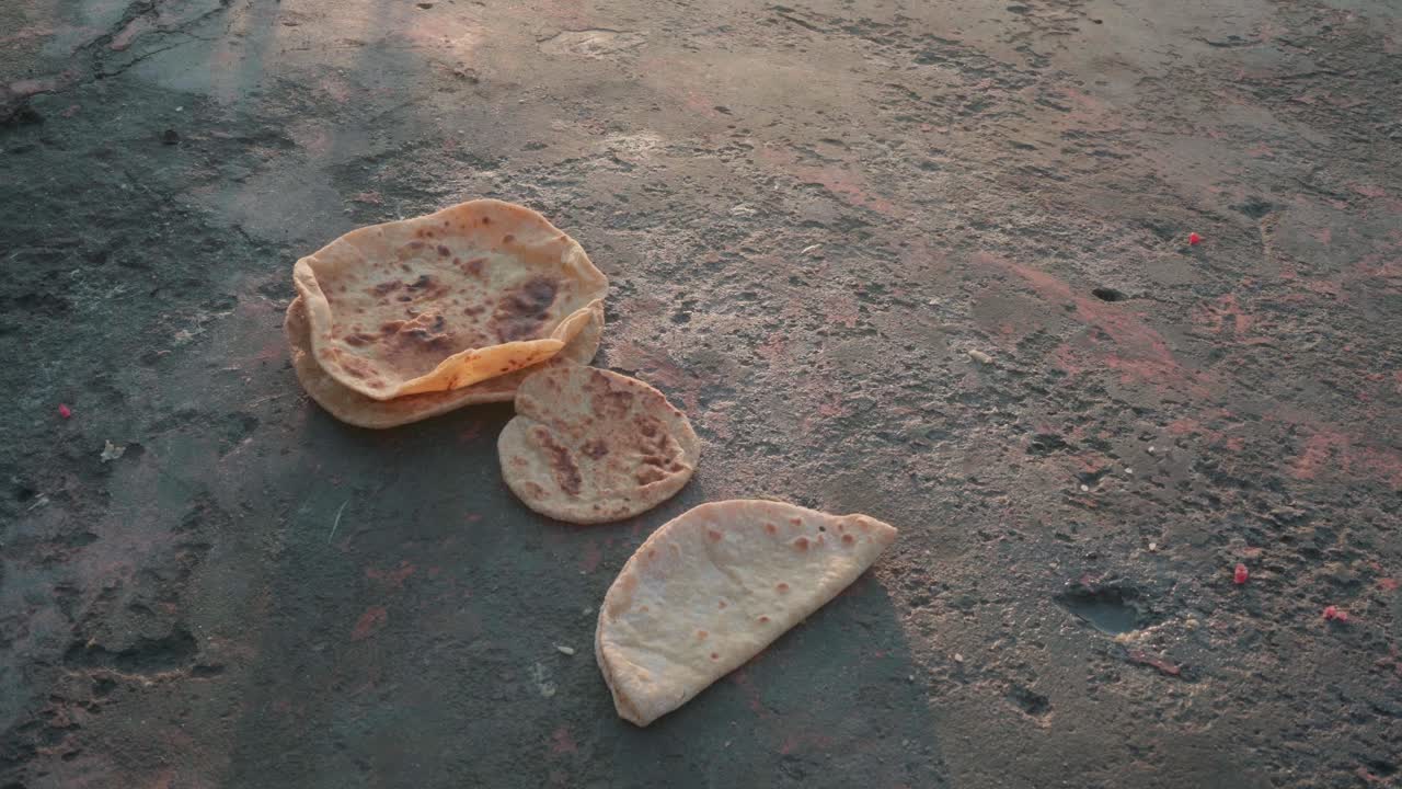 Chapati lasciati sulla strada per sfamare cani randagi e uccelli