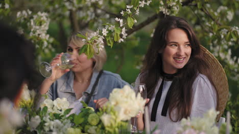 Junggesellinnenabschied-Im-Blühenden-Garten-Am-Frühlingswochenende.-Fröhliche-Damen-Trinken-Wein-Und-Cocktails