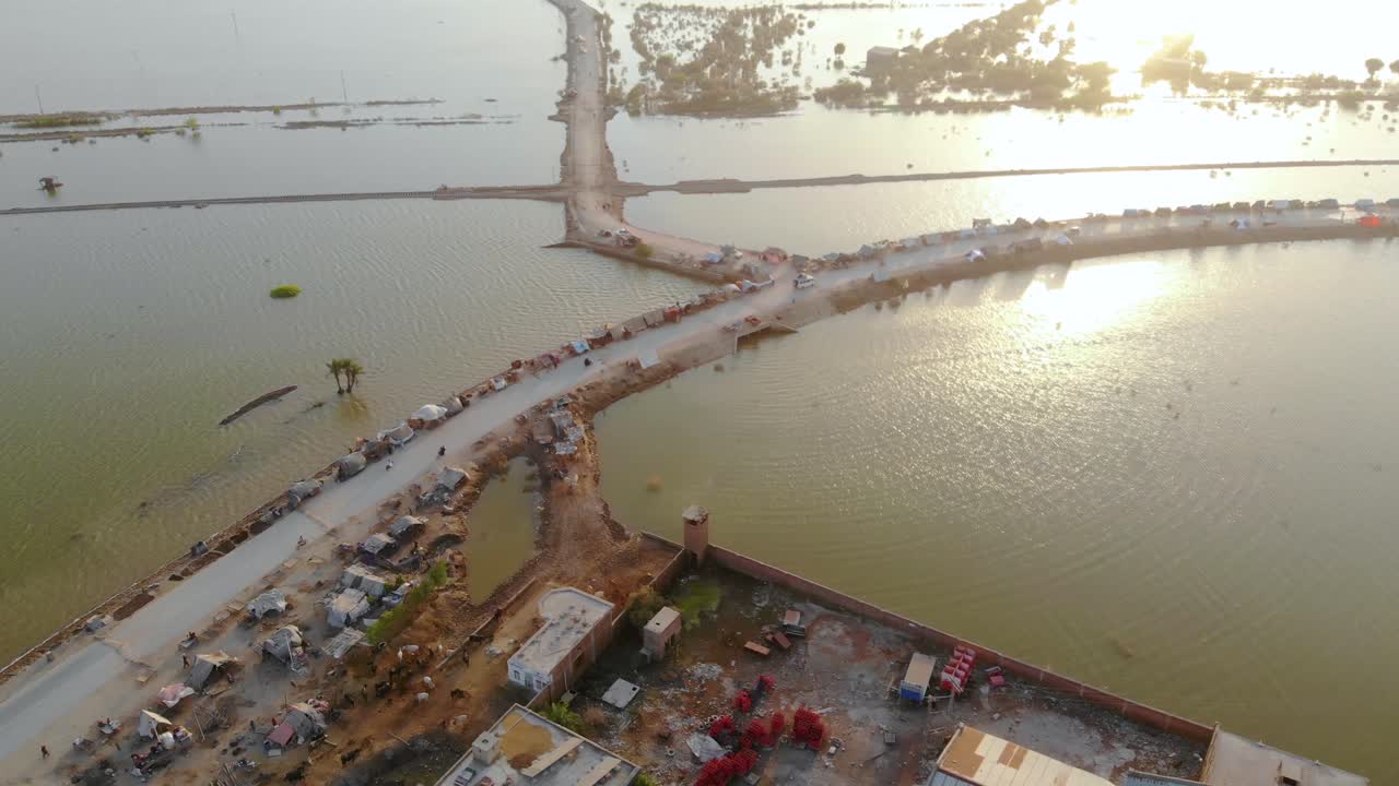 vista aérea de llanuras boscosas inundadas con carretera rural y ferry