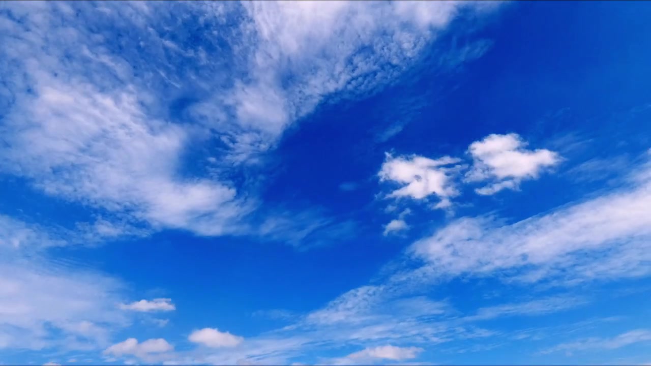Selang Waktu Formasi Awan Dramatis Bergerak Melintasi Langit Terbuka, Menciptakan Pola Alami yang Dinamis dan Kondisi Atmosfer yang Berubah