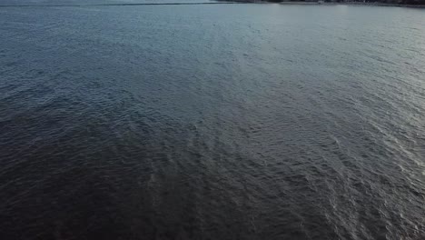 Dramatische-Neigung-Nach-Oben-Aus-Der-Luft-Auf-Die-Uferpromenade-Von-Chesapeake-Bay-In-Der-Dämmerung,-Maryland,-USA