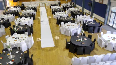 foto del lugar de la recepción de la boda y la decoración de la mesa de la cena