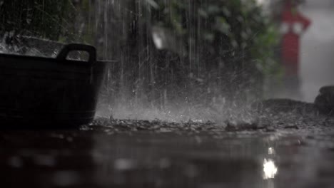 Lluvia-Torrencial-Que-Golpea-El-Suelo-De-Hormigón-Duro,-El-Patio-Trasero-De-La-Casa-Balinesa,-Toma-De-Primer-Plano