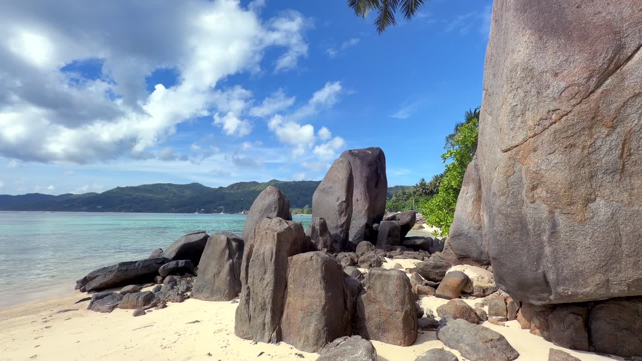 Bellissima spiaggia rocciosa con sabbia bianca di Ferry Land, Anse Royale, Mahé, Seychelles 25 fps