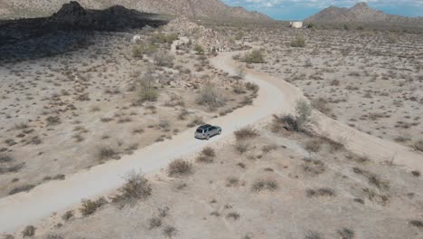 siguiendo un suv por un sendero de tierra a las montañas