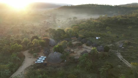 샤파다 도스 베데이로스 (chapada dos veadeiros) 의 마을, 알데이아 마카코 (aldeia macaco) 의 공허 모양의 바이오 건설 주택, 세라도 풍경, 고이아스, 브라질.