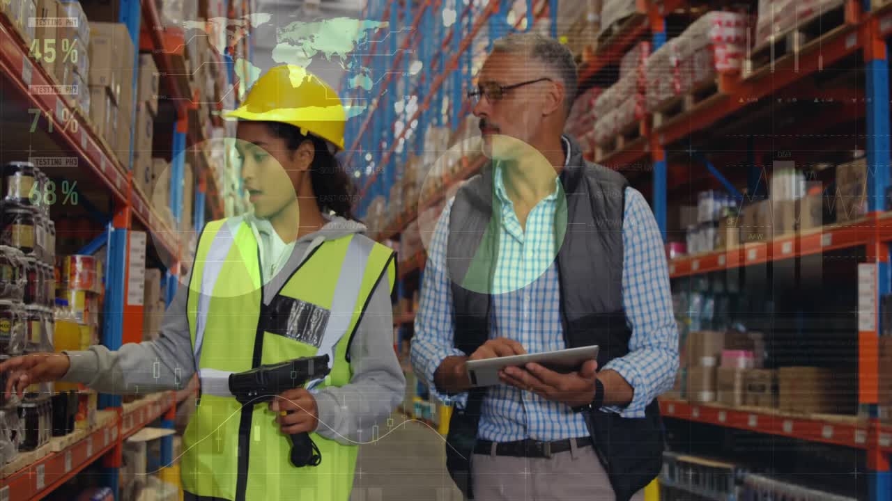 gerente de almacén supervisando a su trabajador 4k