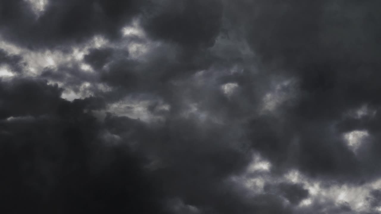 어두운 하늘에 번개 폭풍