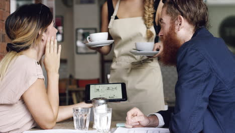 Poner-En-Marcha-Planes-Arquitectónicos-De-Reuniones-De-Negocios-En-La-Cafetería.