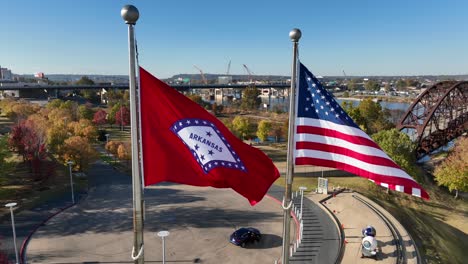 Estado-De-Arkansas-Y-Bandera-De-Estados-Unidos-En-Un-Día-Soleado-Durante-La-Hora-Dorada