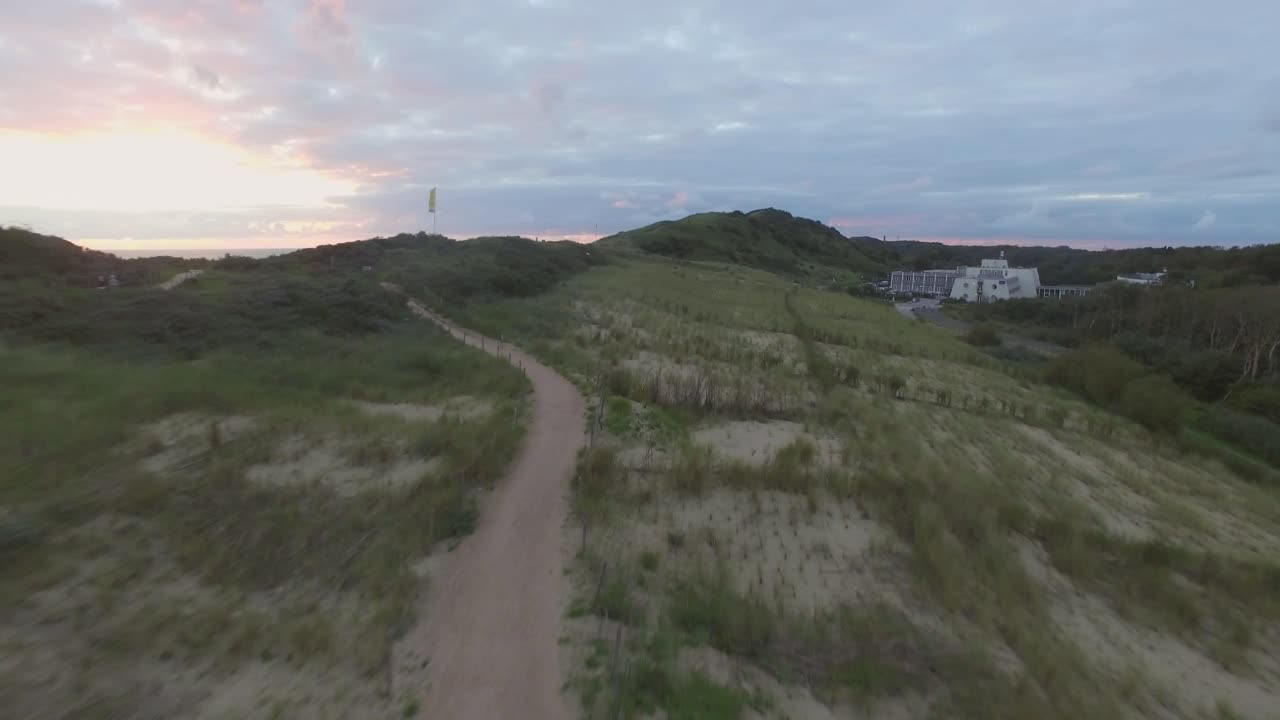 공중: 일몰 동안 블리싱겐과 디후크 사이의 해변