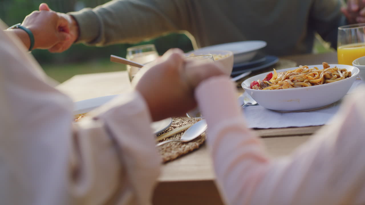 밖 의 식탁 에서 기도 하는 가족