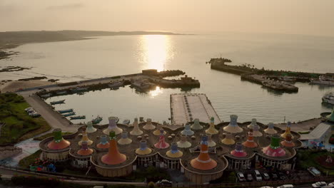 vuelo aéreo sobre el puerto de tamshui en taipei durante la puesta de sol dorada y el reflejo del agua