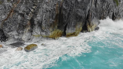 Drone-shot-of-waves-hitting-rocks-near-Chongde-in-Taroko-National-Park,-Taiwan