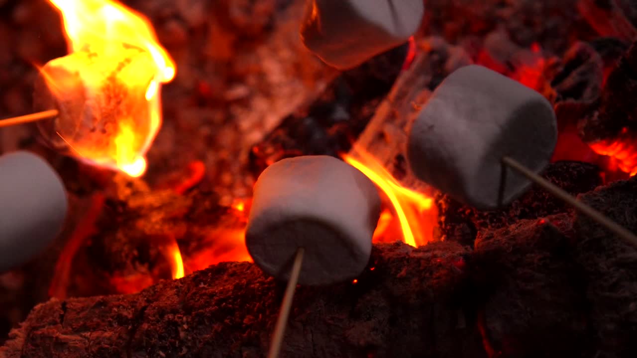 Marshmallows grilles over et bål om natten