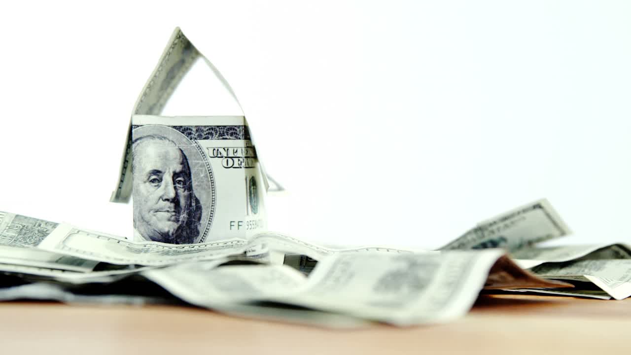 Numerose banconote di dollari sparse sul tavolo