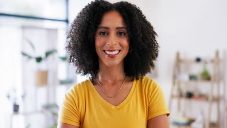 Mujer-Negra,-Cara-Y-Sonrisa-En-La-Oficina-De-Inicio