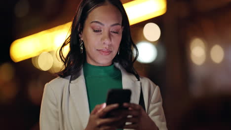 Night,-travel-and-business-woman-with-a-phone