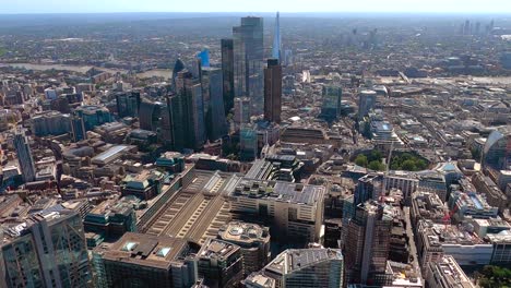 Luftaufnahme-Der-Liverpool-Street-Station,-Der-City-Of-London-Towers-Und-Der-Scherbe