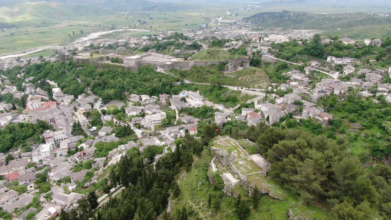 vista de avión no tripulado en albania volando en la ciudad de gjirokaster sobre un castillo medieval en una fortaleza de tierra alta que muestra las casas de techo marrón de ladrillo