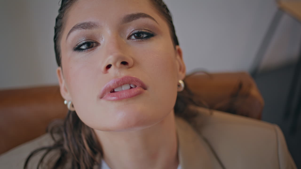 un magnífico modelo de primer plano posando en un apartamento moderno con un traje elegante.