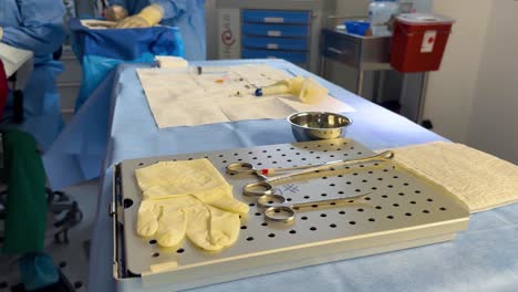 una mesa de operaciones preparada para cirugía oftalmológica, equipada con instrumentos quirúrgicos