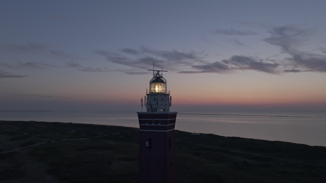 volar alrededor del faro westhoofd en el paisaje natural cerca de la costa de ouddorp, aero