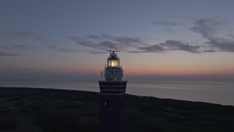 volar alrededor del faro westhoofd en el paisaje natural cerca de la costa de ouddorp, aero