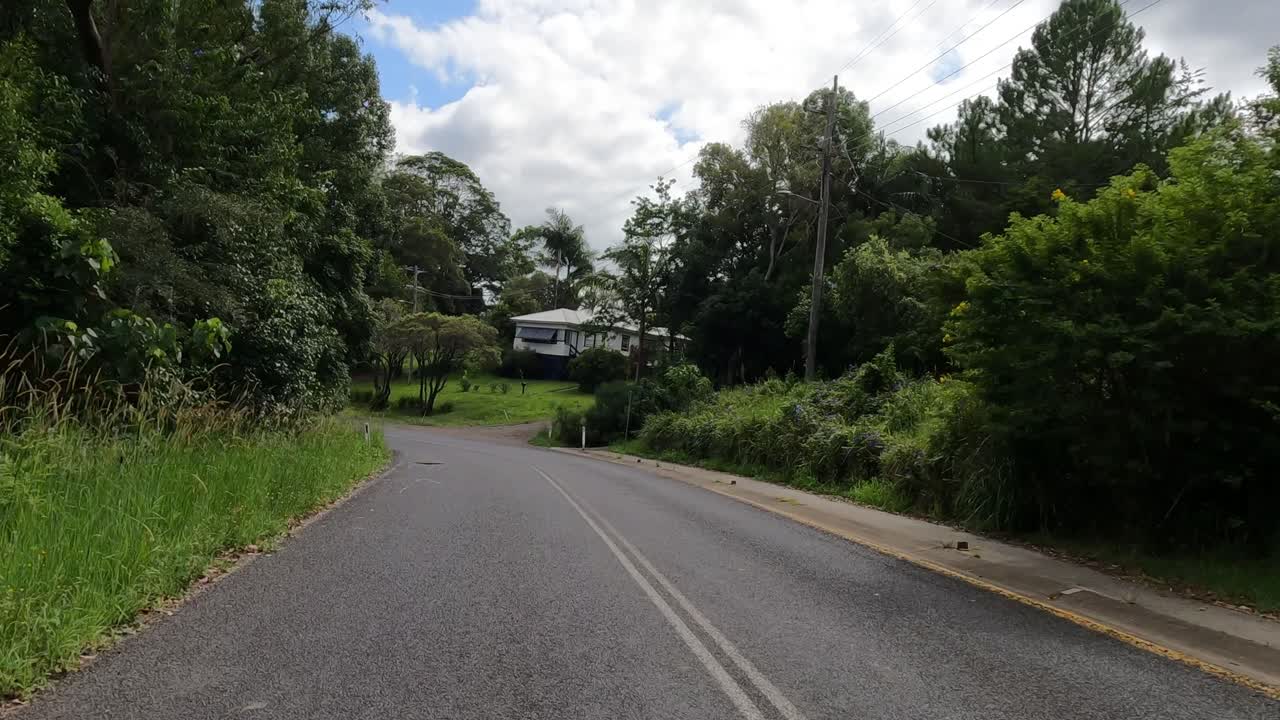 시골 도로 를 따라 평화 로운 운전