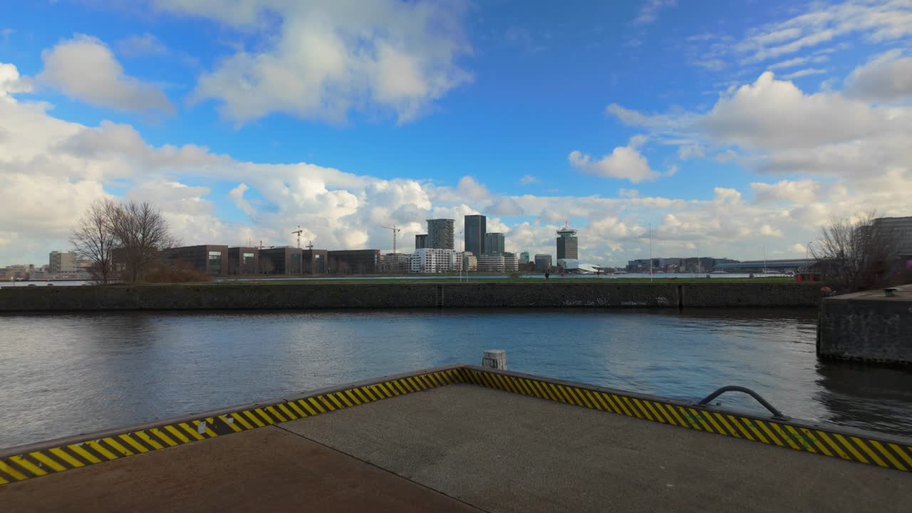 Amsterdam Noord Overhoeks skylineudsigt fra Westdok om dagen med skyer