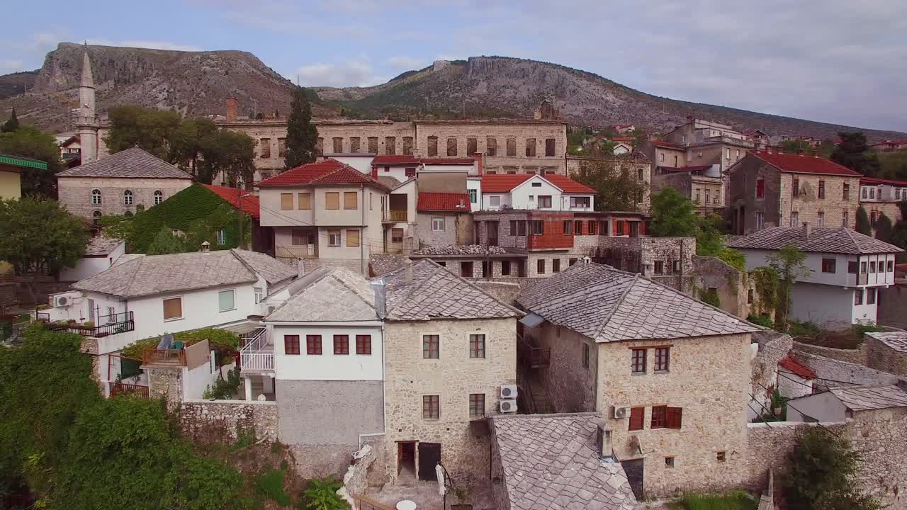 hermosa toma aérea del famoso puente stari most en mostar bosnia herzegovina 5