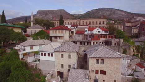 Hermosa-Toma-Aérea-Del-Famoso-Puente-Stari-Most-En-Mostar,-Bosnia-Y-Herzegovina-5