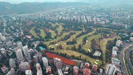 Descripción-Aérea-Del-Club-De-Golf-Sport-Francais,-Día-Brumoso-En-Vitacura,-Chile