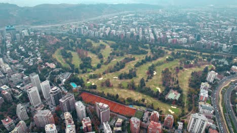 visión aérea del club de golf sport francais, un día de niebla en vitacura, chile