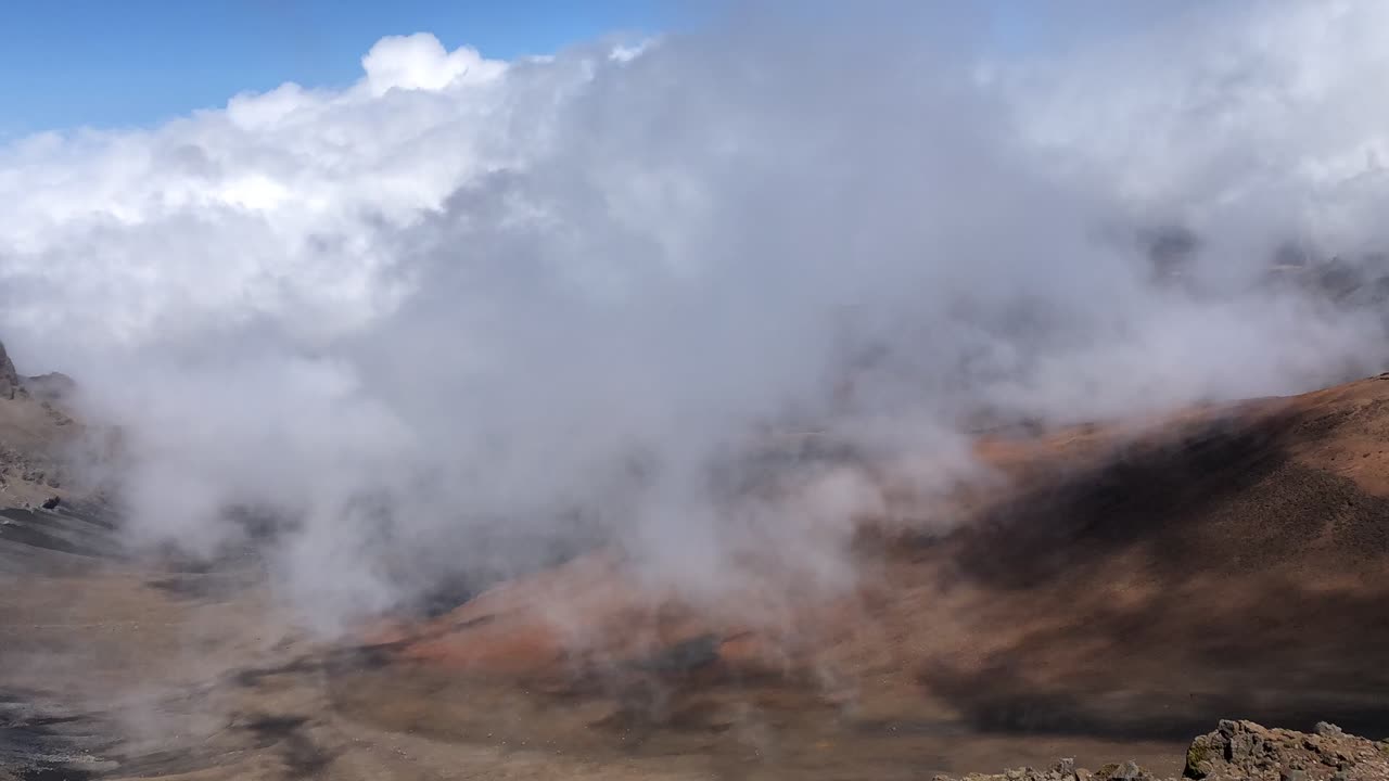 el lapso de tiempo de las nubes que envuelven con gracia el cráter haleakala