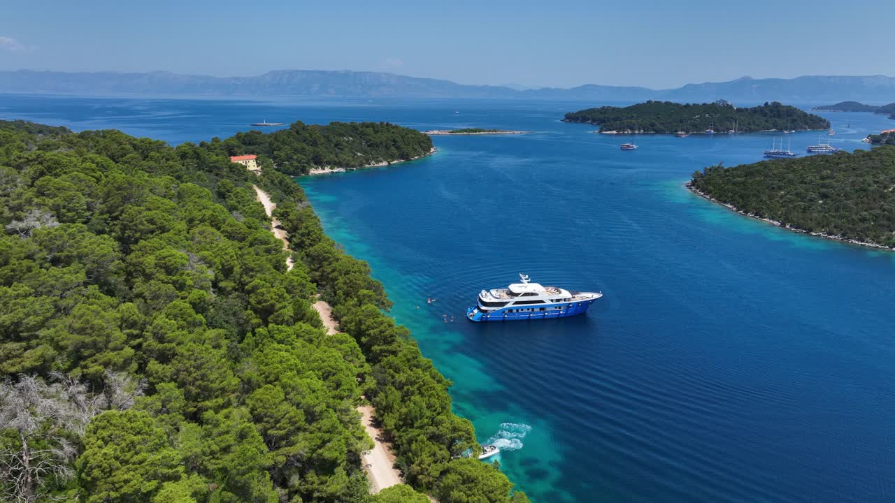 Barca moderna ancorata sulla costa della bellissima isola di Mljet nel Mar Mediterraneo.