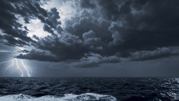 Oceano tempestoso con fulmini