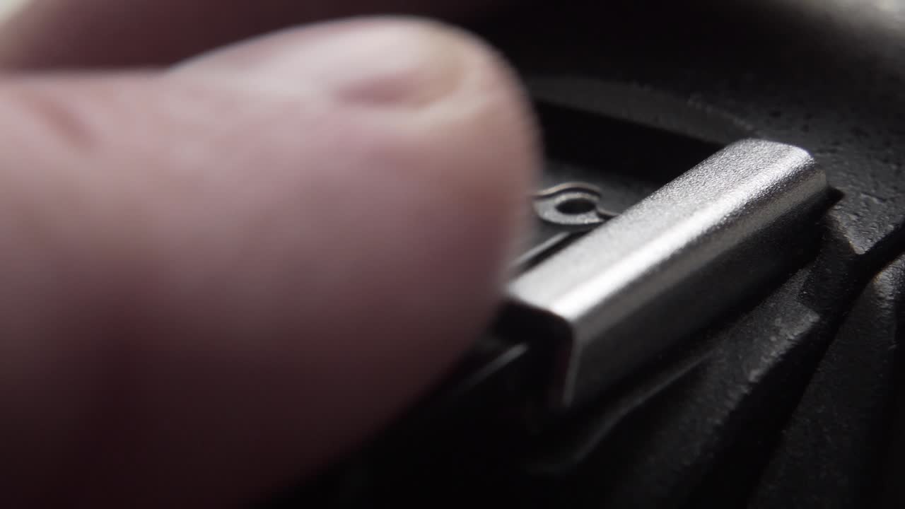 손은 카메라에 뜨거운 신발을 닫고 열고 있습니다.