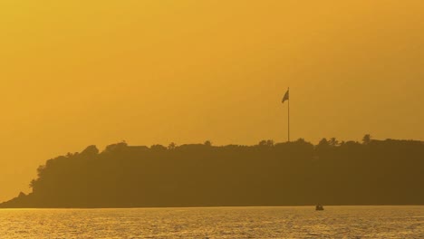 Schönes-Schattenbild-Der-Insel-Mit-Flagge-Während-Des-Sonnenuntergangs-Stock-Video-I-Schattenbild-Der-Insel-Mit-Flagge-Nahe-Einer-Mumbai-Stadt