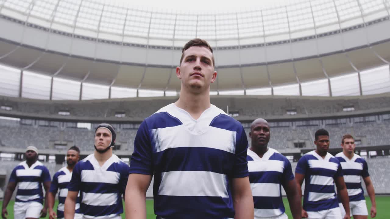 남성 럭비 선수 들 이 경기장 4k 에서 함께  ⁇ 고 있다