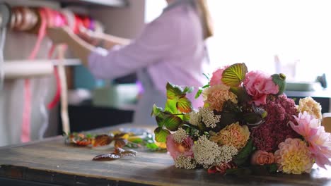 Mitarbeiter-Des-Blumenladens-Bereitet-Einen-Strauß-Schöner-Blumen-Für-Die-Vitrine-Vor