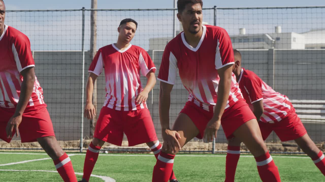jugadores de fútbol estirándose en el campo