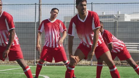 Jugadores-De-Fútbol-Estirándose-En-El-Campo