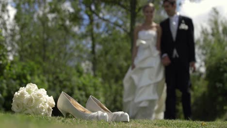 novia y novio caminando afuera en un día soleado