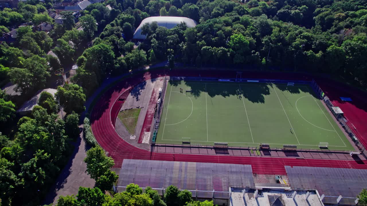 con edificios en la calle en una pequeña ciudad con campo de fútbol vacío