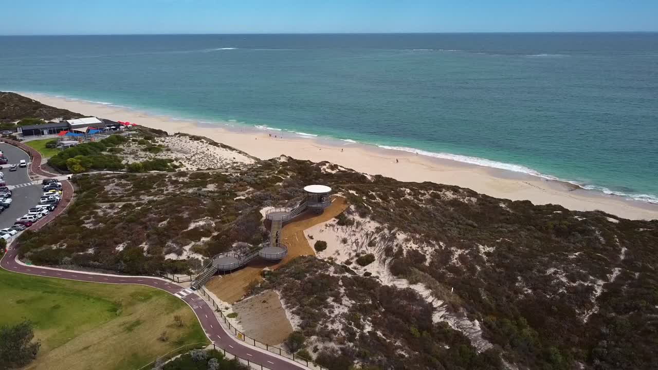 tomada en órbita de la playa de amberton y el parque del faro para revelar la liberación de tierra y el crecimiento de los suburbios, perth, australia