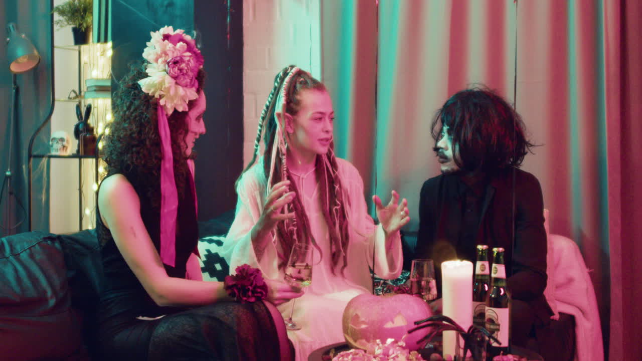 할로윈 파티에서 이야기하는 친구들