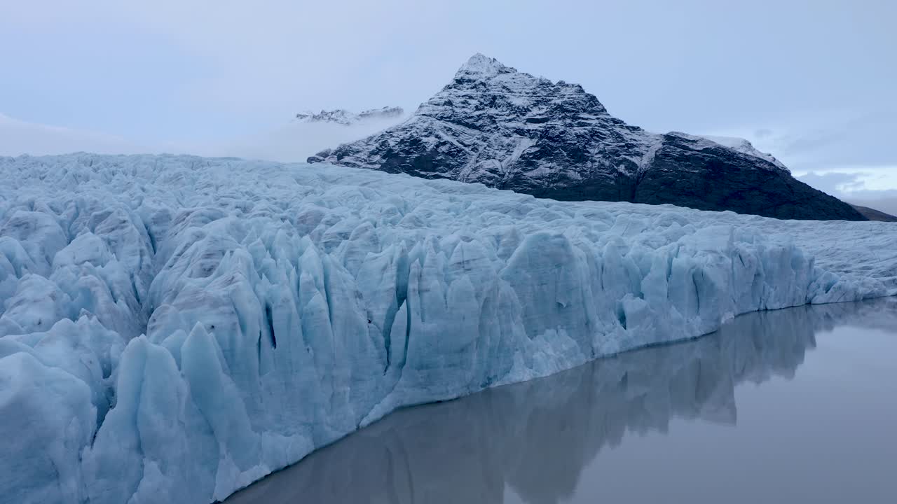 toma ascendente de drones del glaciar fjallsárjökull y el glaciar vatnajökull en islandia